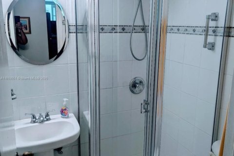 Condo in Miami Beach, Florida, 2 bedrooms  № 1936864 - photo 9