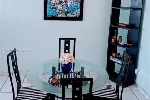 Condo in Miami Beach, Florida, 2 bedrooms  № 1936864 - photo 15