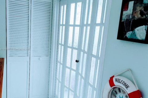 Condo in Miami Beach, Florida, 2 bedrooms  № 1936864 - photo 11