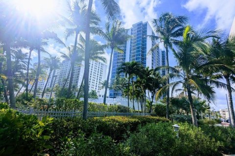 Condo in Miami Beach, Florida, 2 bedrooms  № 1936864 - photo 23