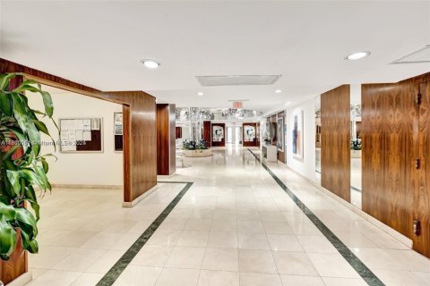 Condo in Miami Beach, Florida, 2 bedrooms  № 1936864 - photo 24