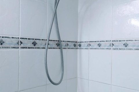 Condo in Miami Beach, Florida, 2 bedrooms  № 1936864 - photo 10