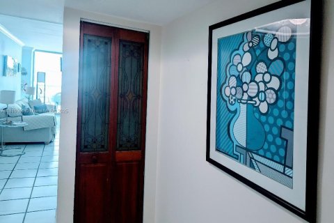 Condo in Miami Beach, Florida, 2 bedrooms  № 1936864 - photo 20