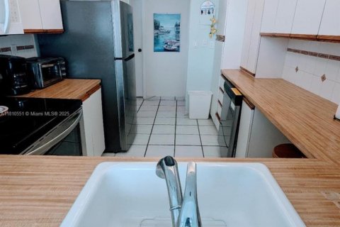 Condo in Miami Beach, Florida, 2 bedrooms  № 1936864 - photo 17
