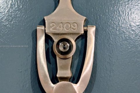 Condo in Miami Beach, Florida, 2 bedrooms  № 1936864 - photo 21