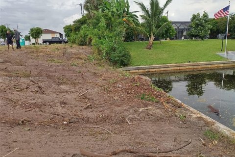 Commercial property in Cape Coral, Florida № 1862306 - photo 15