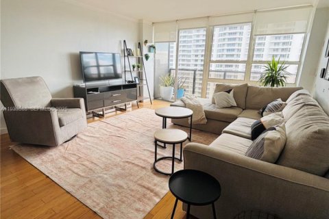 Снять в аренду кондоминиум в Майами, Флорида 2 спальни, 91.97м2, № 1991988 - фото 1