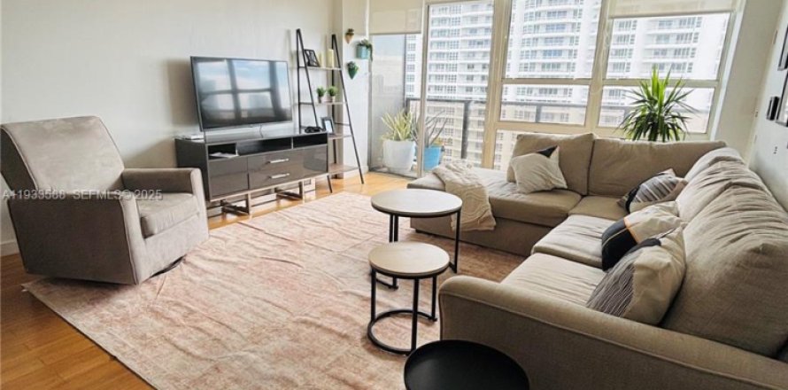 Кондоминиум с 2 спальнями в Майами, Флорида № 1991988