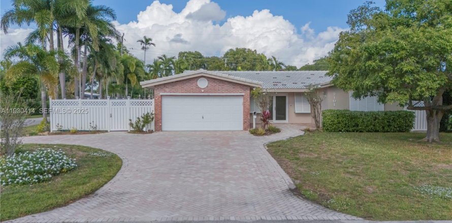 Дом в Форт-Лодердейл, Флорида 4 спальни, 200.76м2 № 1989396