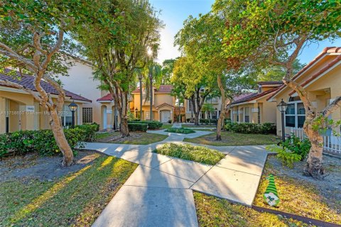 Touwnhouse à vendre à Miami, Floride: 3 chambres, 152.17 m2 № 1864183 - photo 1