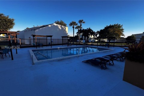 Townhouse in Miami, Florida 3 bedrooms, 162.95 sq.m. № 2011451 - photo 4