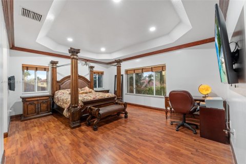 House in Miami, Florida 4 bedrooms, 259.66 sq.m. № 1746052 - photo 11