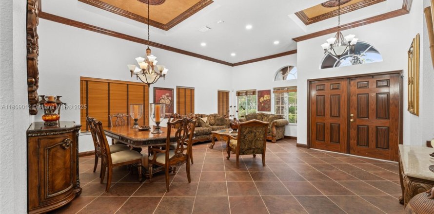 House in Miami, Florida 4 bedrooms, 259.66 sq.m. № 1746052