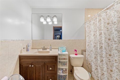 House in Miami, Florida 4 bedrooms, 259.66 sq.m. № 1746052 - photo 16