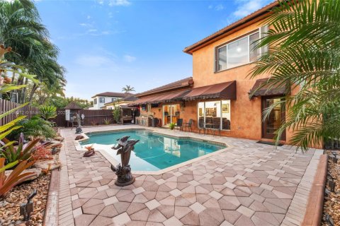 House in Miami, Florida 4 bedrooms, 259.66 sq.m. № 1746052 - photo 9
