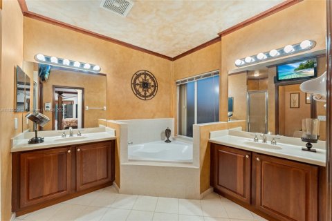 House in Miami, Florida 4 bedrooms, 259.66 sq.m. № 1746052 - photo 12