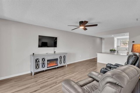 Condo in Mulberry, Florida, 2 bedrooms  № 1856782 - photo 9