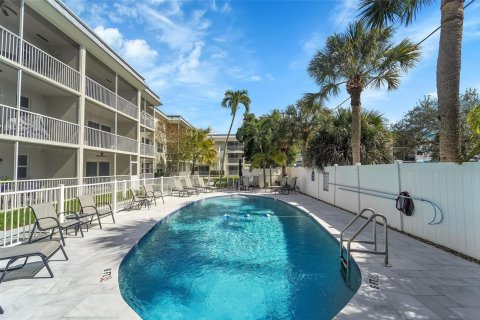 Condo in Lauderdale-by-the-Sea, Florida, 2 bedrooms  № 2251895 - photo 19