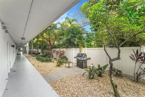Condo in Lauderdale-by-the-Sea, Florida, 2 bedrooms  № 2251895 - photo 23