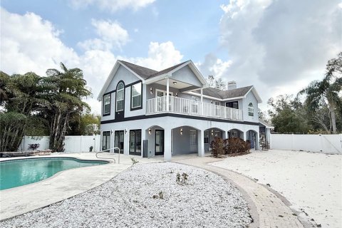 House in Tampa, Florida 4 bedrooms, 272.39 sq.m. № 2299790