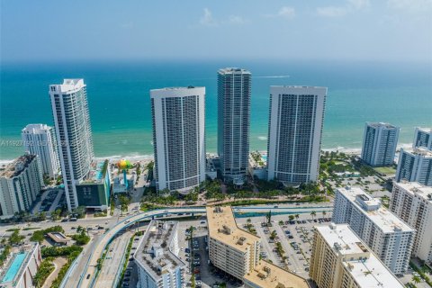 Купить кондоминиум в Халландейл-Бич, Флорида 2 спальни, 96.34м2, № 1985859 - фото 24