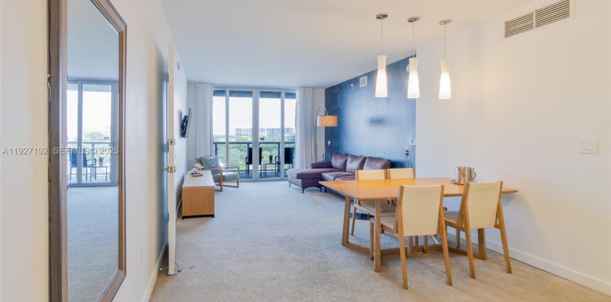 Кондоминиум с 2 спальнями в Халландейл-Бич, Флорида № 1985859