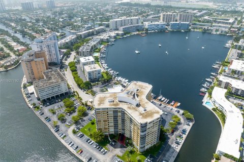 Купить кондоминиум в Халландейл-Бич, Флорида 2 спальни, 96.34м2, № 1985859 - фото 30