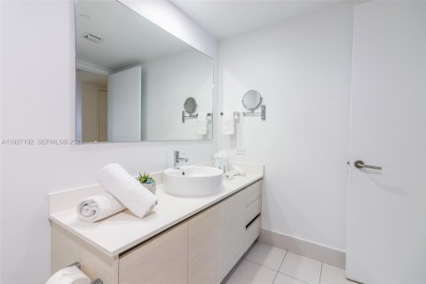 Купить кондоминиум в Халландейл-Бич, Флорида 2 спальни, 96.34м2, № 1985859 - фото 12