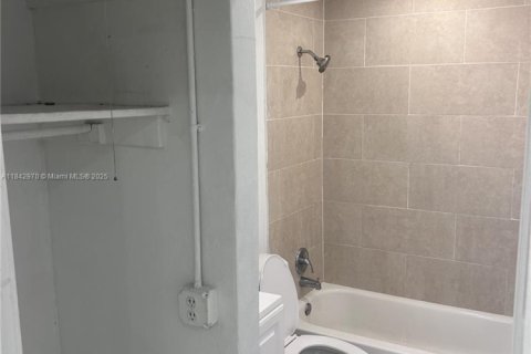 Villa ou maison à louer à Miami, Floride: 1 chambre, 74.32 m2 № 1836257 - photo 7