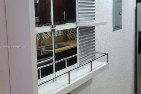 Condominio en venta en Hialeah, Florida, 1 dormitorio, 35.49 m2 № 2002830 - foto 5
