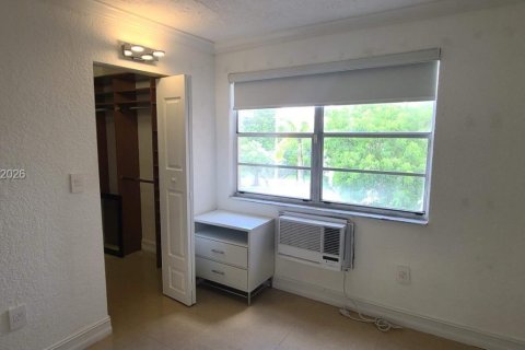 Condominio en venta en Hialeah, Florida, 1 dormitorio, 35.49 m2 № 2002830 - foto 7