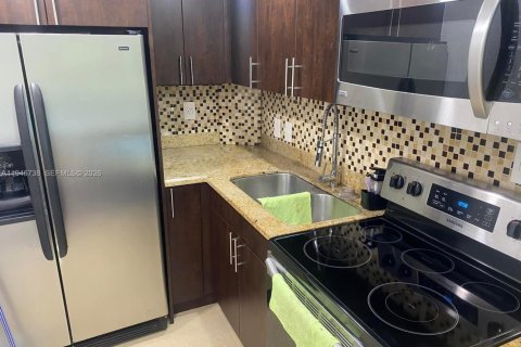 Condominio en Hialeah, Florida, 1 dormitorio  № 2002830