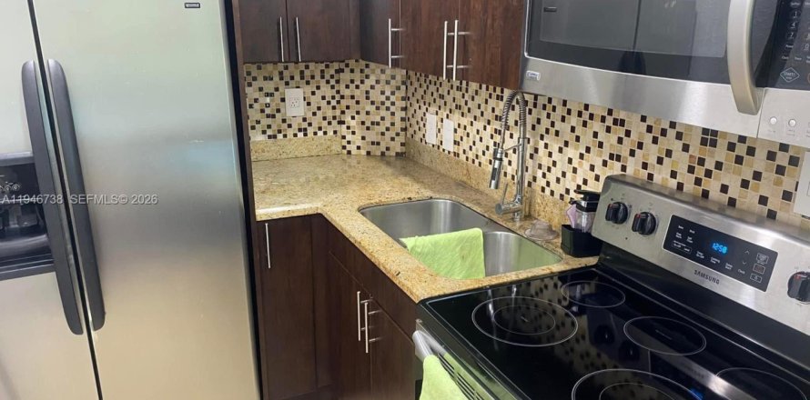 Condominio en Hialeah, Florida, 1 dormitorio  № 2002830
