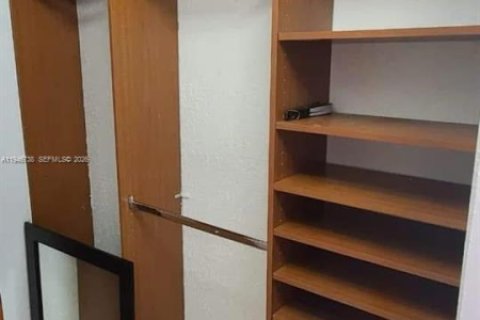 Condominio en venta en Hialeah, Florida, 1 dormitorio, 35.49 m2 № 2002830 - foto 10