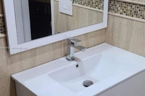 Condominio en venta en Hialeah, Florida, 1 dormitorio, 35.49 m2 № 2002830 - foto 9