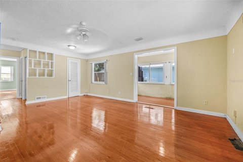 House in Saint Petersburg, Florida 2 bedrooms, 107.02 sq.m. № 1873350 - photo 5