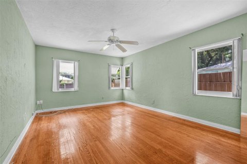 House in Saint Petersburg, Florida 2 bedrooms, 107.02 sq.m. № 1873350 - photo 8