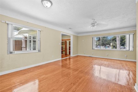 House in Saint Petersburg, Florida 2 bedrooms, 107.02 sq.m. № 1873350 - photo 6