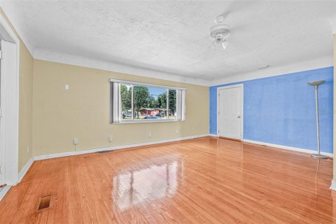House in Saint Petersburg, Florida 2 bedrooms, 107.02 sq.m. № 1873350 - photo 4