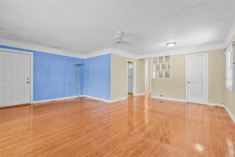 House in Saint Petersburg, Florida 2 bedrooms, 107.02 sq.m. № 1873350 - photo 3