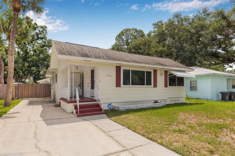 House in Saint Petersburg, Florida 2 bedrooms, 107.02 sq.m. № 1873350 - photo 1
