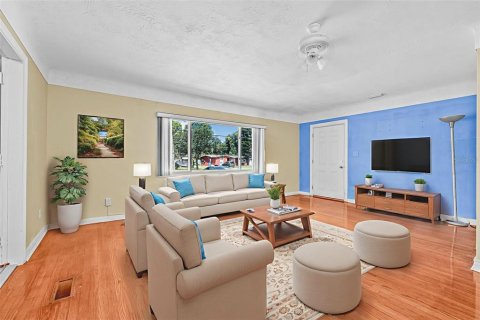 House in Saint Petersburg, Florida 2 bedrooms, 107.02 sq.m. № 1873350 - photo 2