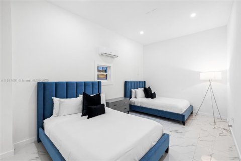 Casa en venta en Miami, Florida, 5 dormitorios, 288.37 m2 № 1775926 - foto 17