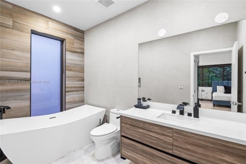 Casa en venta en Miami, Florida, 5 dormitorios, 288.37 m2 № 1775926 - foto 18