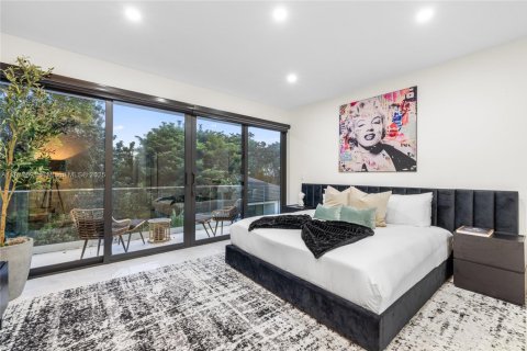 Casa en venta en Miami, Florida, 5 dormitorios, 288.37 m2 № 1775926 - foto 9