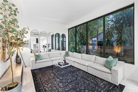 Casa en venta en Miami, Florida, 5 dormitorios, 288.37 m2 № 1775926 - foto 8