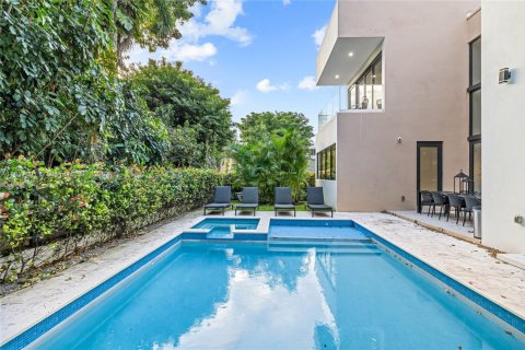 Casa en venta en Miami, Florida, 5 dormitorios, 288.37 m2 № 1775926 - foto 27