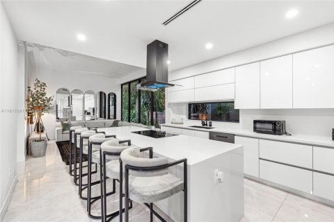 Casa en venta en Miami, Florida, 5 dormitorios, 288.37 m2 № 1775926 - foto 5