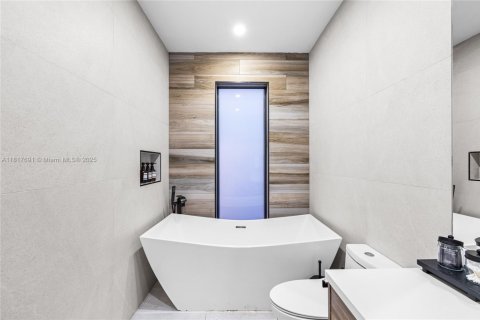 Casa en venta en Miami, Florida, 5 dormitorios, 288.37 m2 № 1775926 - foto 19