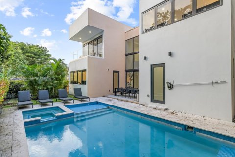 Casa en venta en Miami, Florida, 5 dormitorios, 288.37 m2 № 1775926 - foto 28